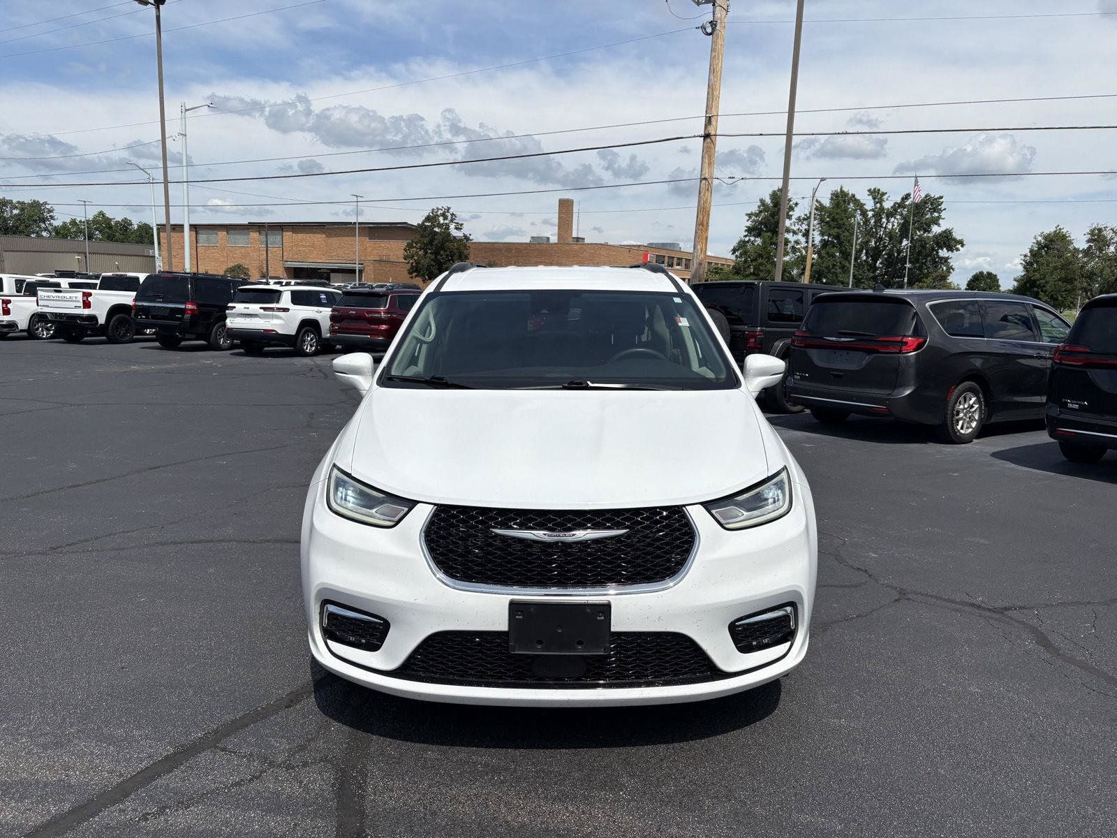 Used 2022 Chrysler Pacifica Touring-L AWD/4WD image 16