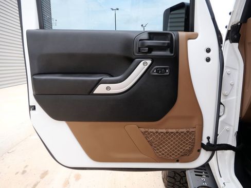 Used 2017 Jeep Wrangler Unlimited Sahara w/ Connectivity Group AWD/4WD image 19
