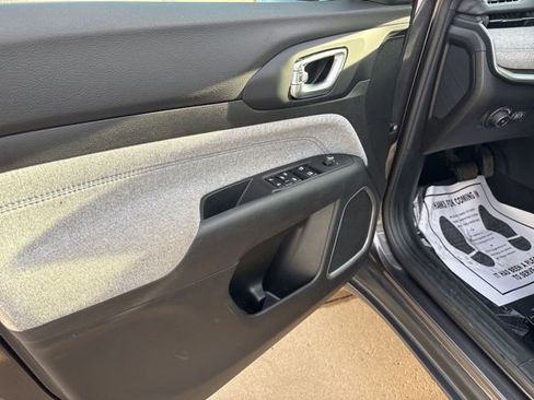 Used 2024 Jeep Compass Latitude image 15