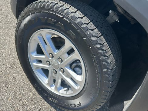 Used 2023 Jeep Grand Cherokee Laredo image 16