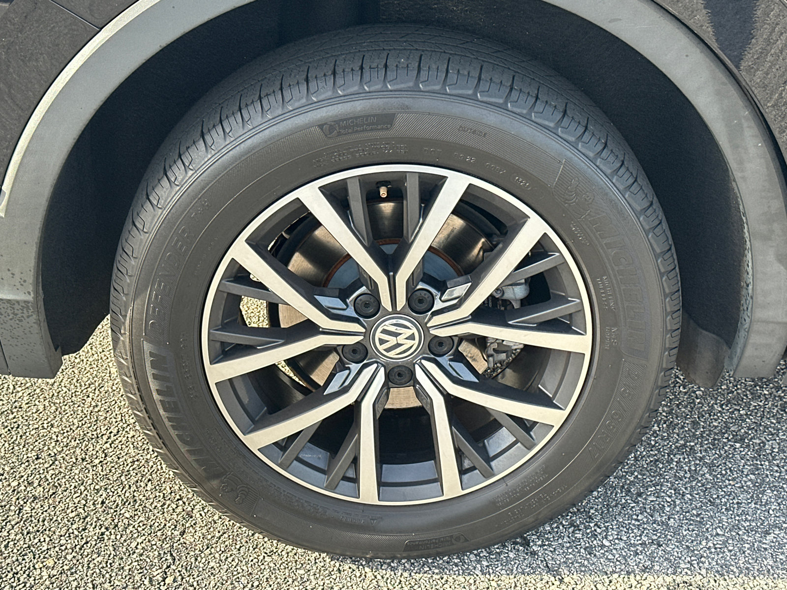 Used 2019 Volkswagen Tiguan SEL FWD image 17