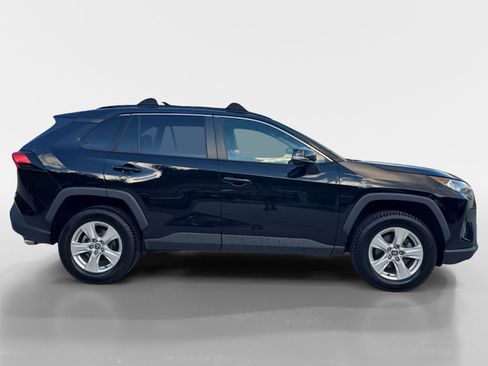 Used 2021 Toyota RAV4 XLE AWD/4WD image 2