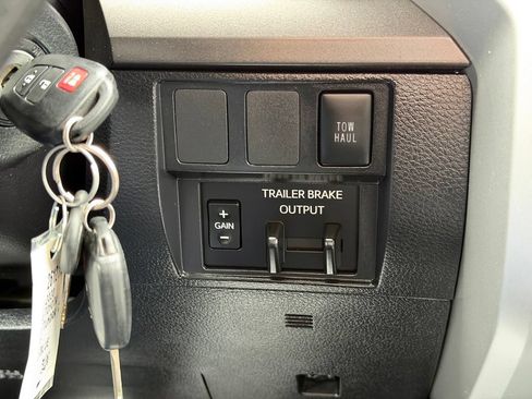 Used 2020 Toyota Tundra SR5 w/ SR5 Convenience Package AWD/4WD image 14