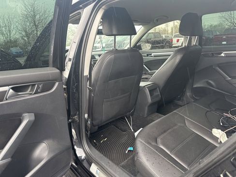 Used 2017 Volkswagen Passat 1.8T R-Line w/ R-Line Lighting Package image 6