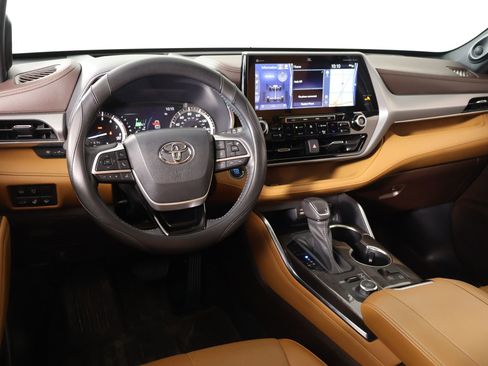 Used 2022 Toyota Highlander Platinum image 2