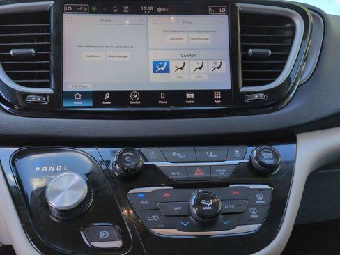 Used 2023 Chrysler Pacifica Touring-L image 17