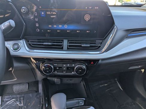 Used 2025 Chevrolet Trax LT w/ LT Convenience Package image 18