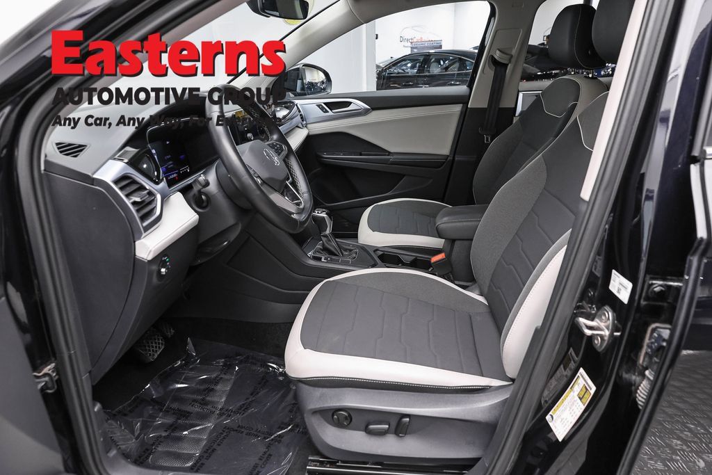 Used 2025 Volkswagen Taos SE FWD image 14