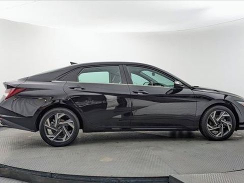 Used 2025 Hyundai Elantra SEL FWD image 9