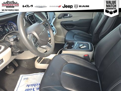 Used 2024 Chrysler Pacifica Touring-L FWD image 8