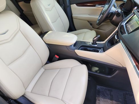 Used 2018 Cadillac XT5 Luxury w/ Driver Awareness Package FWD image 16