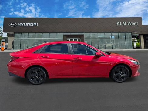 Used 2022 Hyundai Elantra SEL w/ Convenience Package FWD image 4