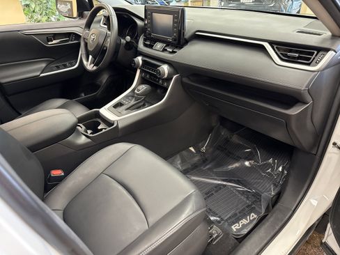 Used 2021 Toyota RAV4 XLE Premium image 18