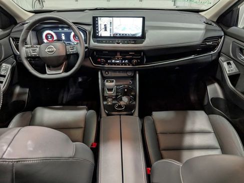 Used 2025 Nissan Rogue SL w/ Tech Package image 12