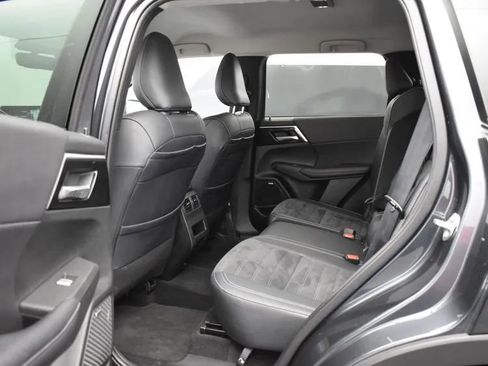 Used 2025 Mitsubishi Outlander SE image 15