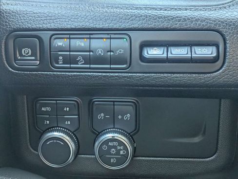Used 2021 GMC Yukon Denali w/ Denali Premium Package AWD/4WD image 26