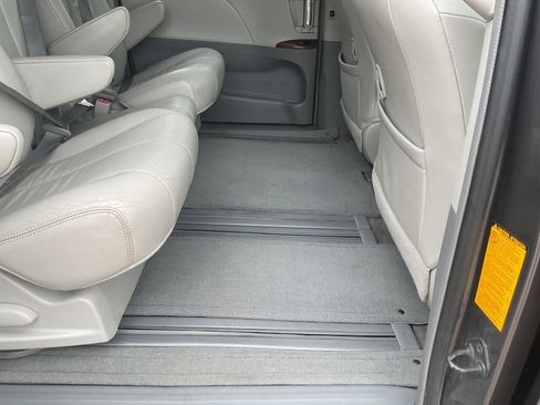 Used 2012 Toyota Sienna XLE image 36