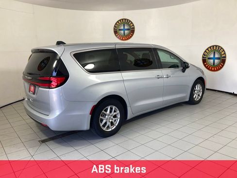 Used 2023 Chrysler Pacifica Touring-L FWD image 18