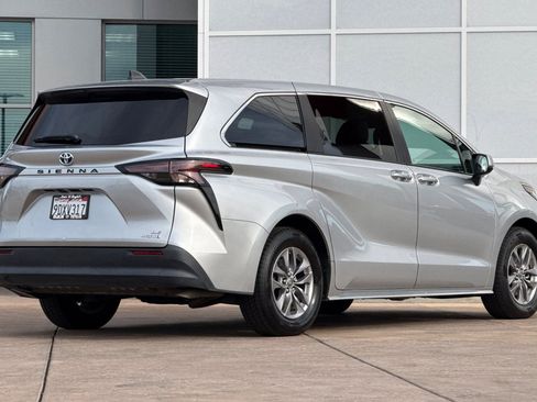 Certified 2023 Toyota Sienna LE image 4