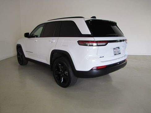 Used 2025 Jeep Grand Cherokee Altitude image 24