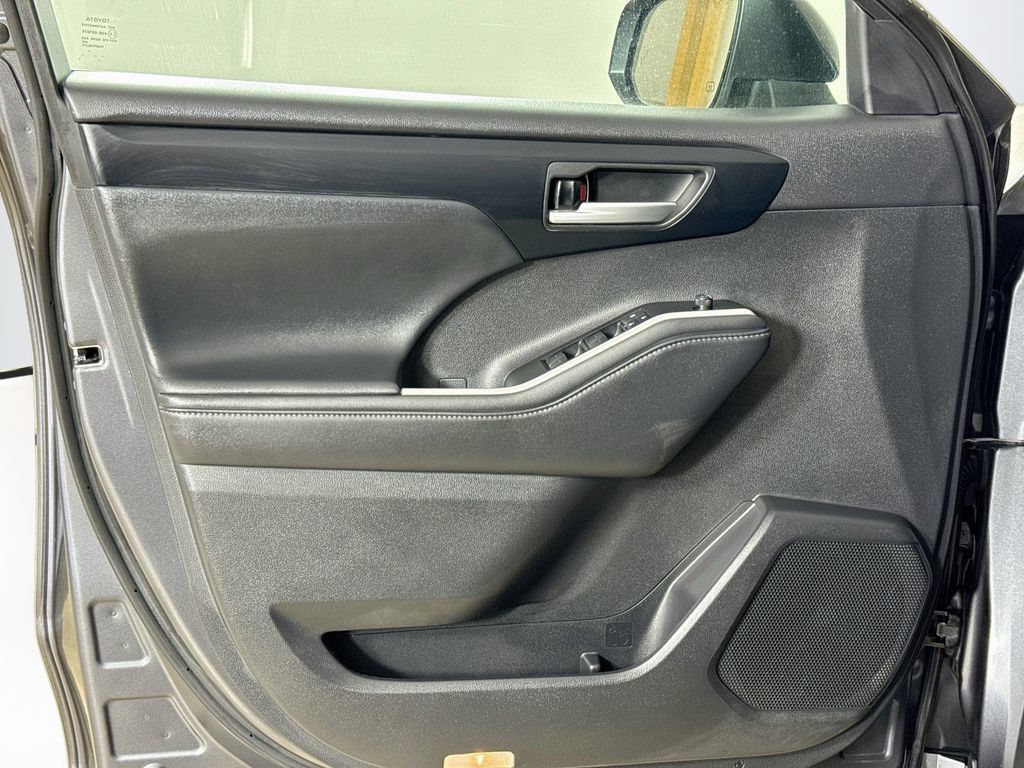Used 2025 Toyota Highlander XLE AWD/4WD image 16