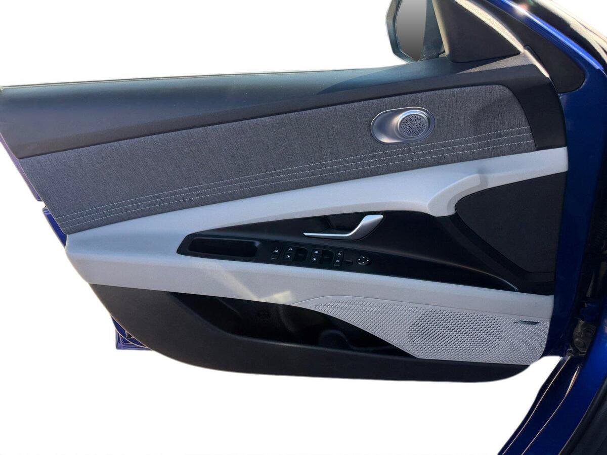 Used 2025 Hyundai Elantra Limited FWD image 18