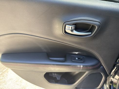 Used 2018 Jeep Compass Trailhawk w/ Leather Interior Group AWD/4WD image 21