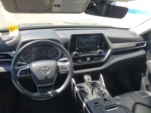 Used 2022 Toyota Highlander XLE AWD/4WD image 24