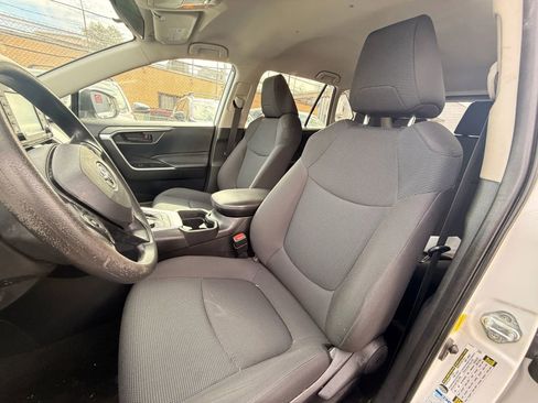 Used 2021 Toyota RAV4 LE image 10