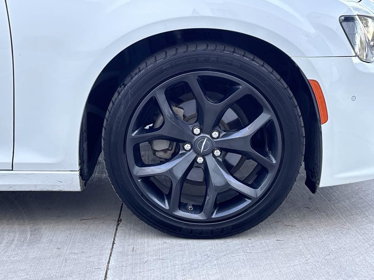 Used 2022 Chrysler 300 Touring L RWD image 9