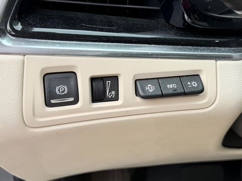 Used 2022 Cadillac XT6 Premium Luxury w/ Technology Package FWD image 17