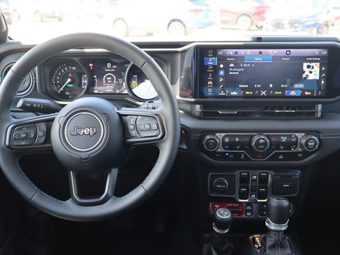 Used 2025 Jeep Wrangler Unlimited Rubicon 4xe w/ Convenience Group AWD/4WD image 13