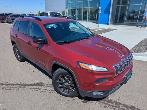 Used 2017 Jeep Cherokee Sport w/ Cold Weather Group AWD/4WD image 4