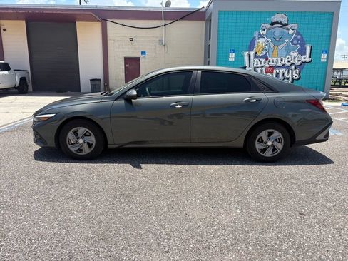 Used 2025 Hyundai Elantra SE FWD image 6