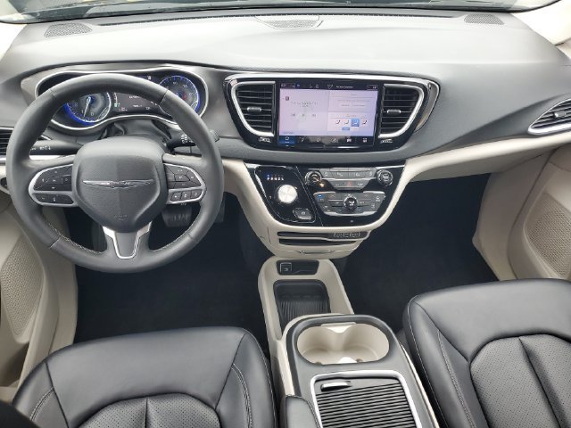 Used 2024 Chrysler Pacifica Touring-L FWD image 12