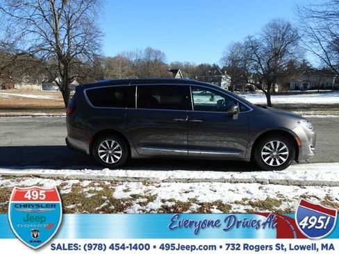 Used 2020 Chrysler Pacifica Touring-L image 6