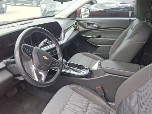 Used 2024 Chevrolet Trax LT w/ Sunroof Package FWD image 10