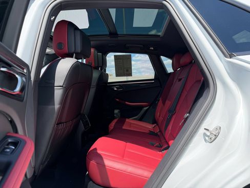Certified 2026 Porsche Macan AWD/4WD image 22