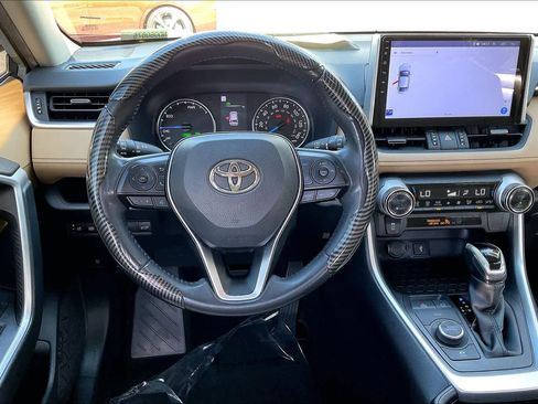 Used 2022 Toyota RAV4 XLE Premium image 6