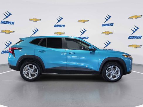 Used 2025 Chevrolet Trax LS w/ LS Convenience Package image 9