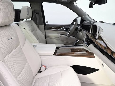Used 2022 Cadillac Escalade Sport Platinum w/ LPO, Floor Liner Package AWD/4WD image 16