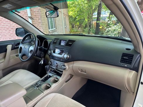 Used 2012 Toyota Highlander 4WD w/ Tech Pkg image 24