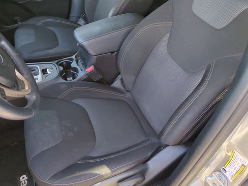 Used 2017 Jeep Cherokee Latitude image 16