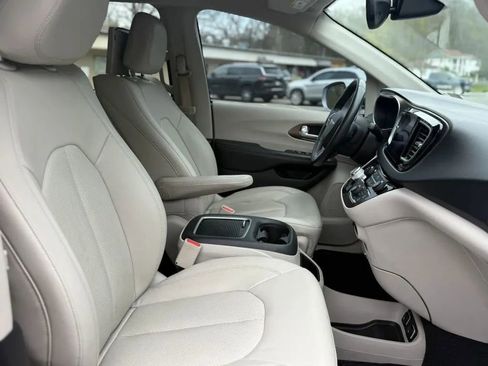 Used 2017 Chrysler Pacifica Touring-L Plus FWD image 23