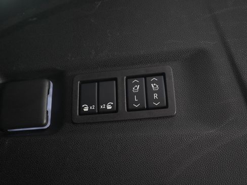 Used 2025 GMC Yukon XL Denali AWD/4WD image 11