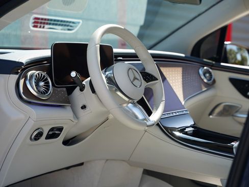 Used 2023 Mercedes-Benz EQE 500 4MATIC SUV image 3