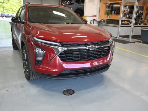 Used 2025 Chevrolet Trax RS FWD image 3