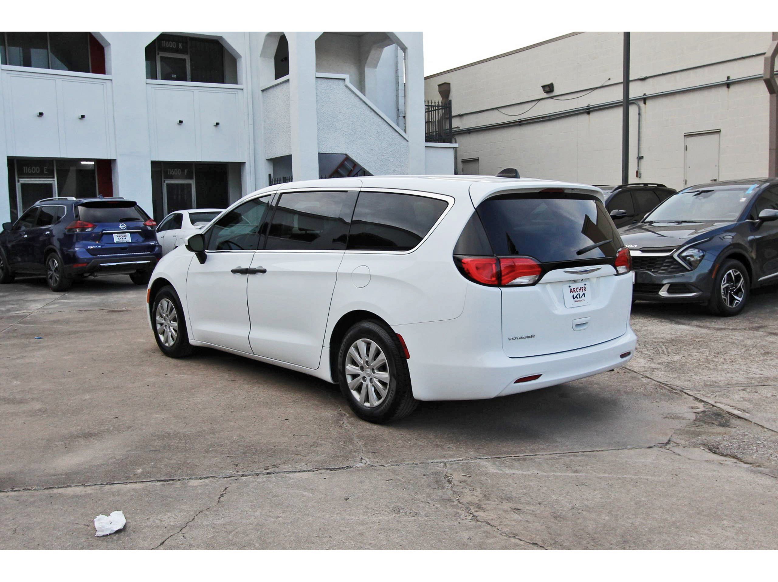 Used 2020 Chrysler Voyager L FWD image 5