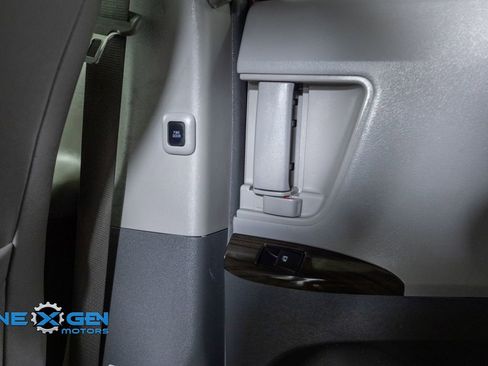 Used 2019 Toyota Sienna XLE w/ XLE Navigation Package image 27