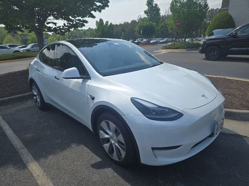 Used 2024 Tesla Model Y Long Range AWD/4WD image 1